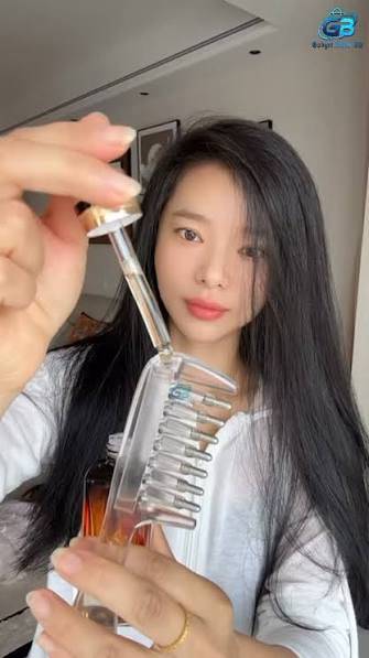 Scalp Oil Applicator Comb – Hair Oil Dispenser Roller Ball Massager, Precise Scalp & Root Hair Oiling Tool for Hairline, Hair Roots, Spa, Salon & Home Use